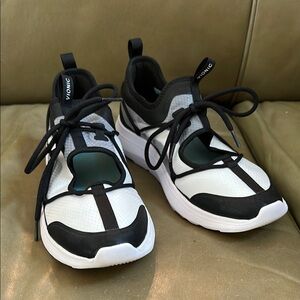 Vionic women’s 11 Black and White Mary Jane Sneakers worn once